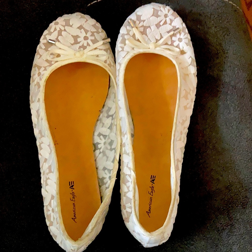 American Eagle girls white flower flats 4.5